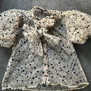Blouse with puffy sleeves